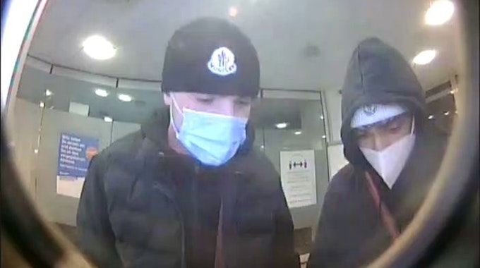 Eine Überwachungskamera filmt zwei Verdächtige an einem Geldautomaten.