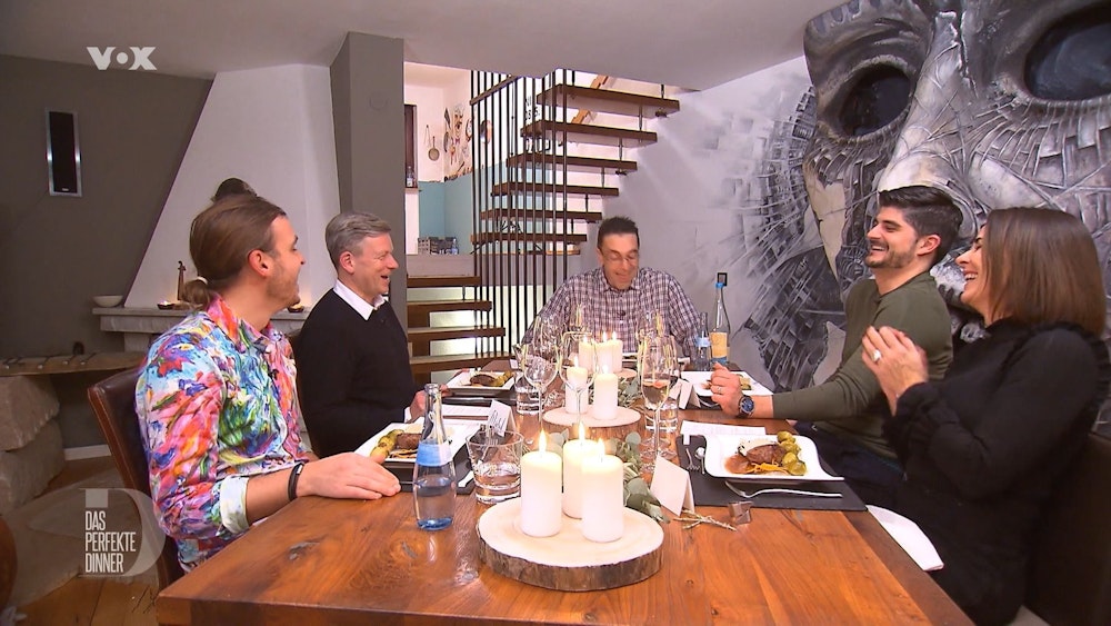 Dinnieren unter der Fratze: Kai-Uwe bieten seinen Gästen an Tag drei der RTL-Kochshow „Das perfekte Dinner“ ein nicht alltägliches Ambiente.