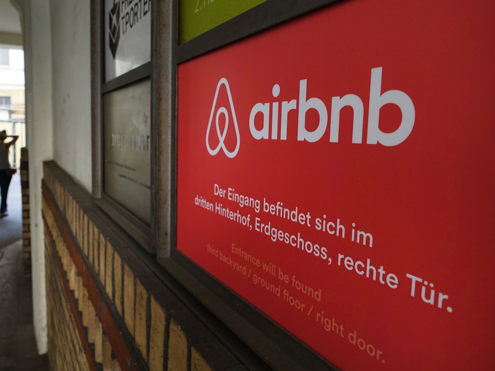 Das Logo vom Onlineübernachtungsdienst Airbnb, fotografiert am 19.08.2015 in Berlin.