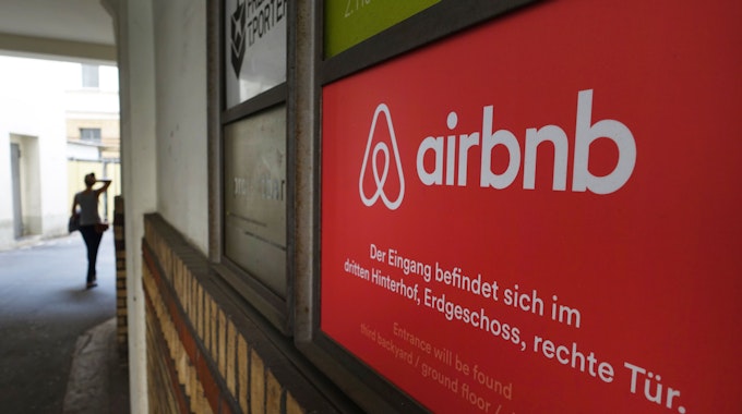 Das Logo vom Onlineübernachtungsdienst Airbnb, fotografiert am 19.08.2015 in Berlin.