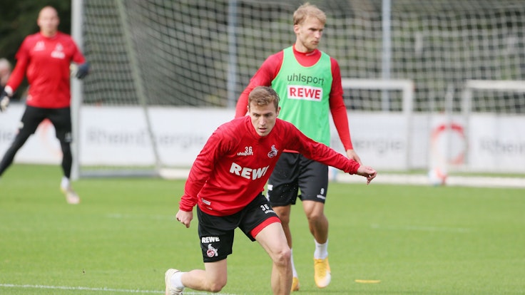 Niklas Hauptmann führt im Training des 1. FC Köln den Ball.
