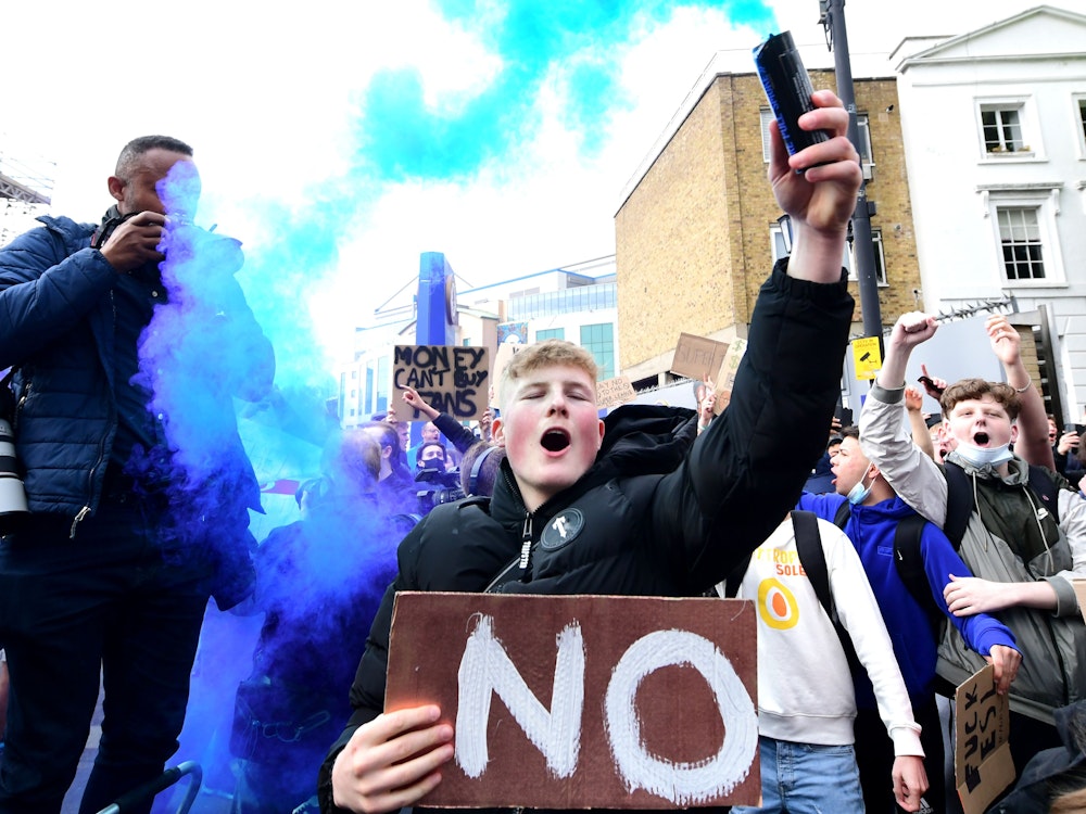 Fans von Chelsea protestieren vor Spielbeginn gegen die geplante Super League.