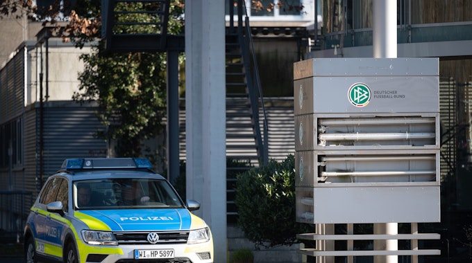 Ein Polizeiauto fährt an der Zentrale des Deutschen Fußball-Bundes entlang.