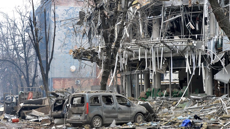 Ein Blick auf ein völlig zerstörtes Gebäude nach einem Artilleriebeschuss von russischen Streitkräften am 3. März 2022 in Charkiw, der zweitgrößten Stadt der Ukraine. Wie könnte dieser Krieg enden?