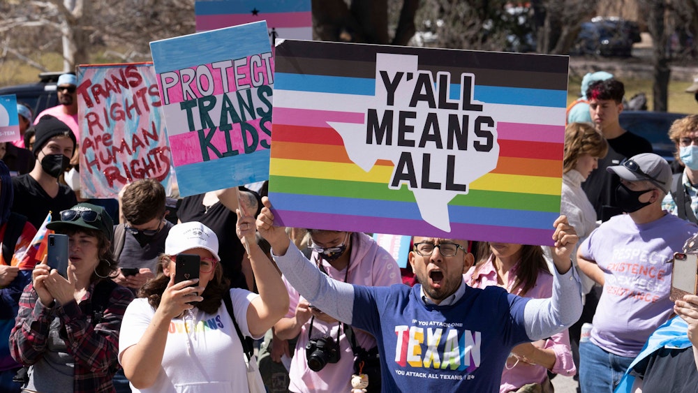 USA, Austin: Transgender-Jugendliche aus Texas, ihre Angehörigen und Familien versammelten sich am 01.03.2022 vor dem State Capitol und protestierten gegen die Anweisung von Gouverneur Abbott an die staatlichen Gesundheitsbehörden, die geschlechtsangleichende Betreuung von Transgender-Jugendlichen als Kindesmissbrauch zu untersuchen.