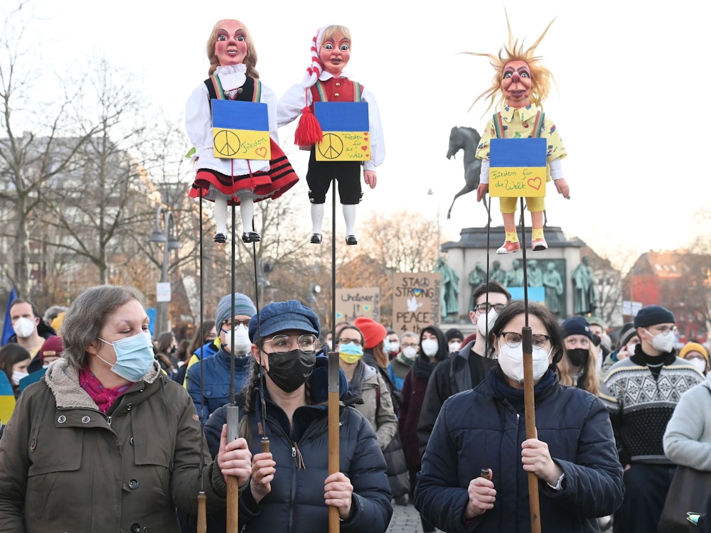 Demonstranten auf dem Kölner Heumarkt: „Fridays for Future“ hatte zur Kundgebung gegen den Krieg in der Ukraine aufgerufen.