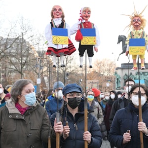 Demonstranten auf dem Kölner Heumarkt: „Fridays for Future“ hatte zur Kundgebung gegen den Krieg in der Ukraine aufgerufen.