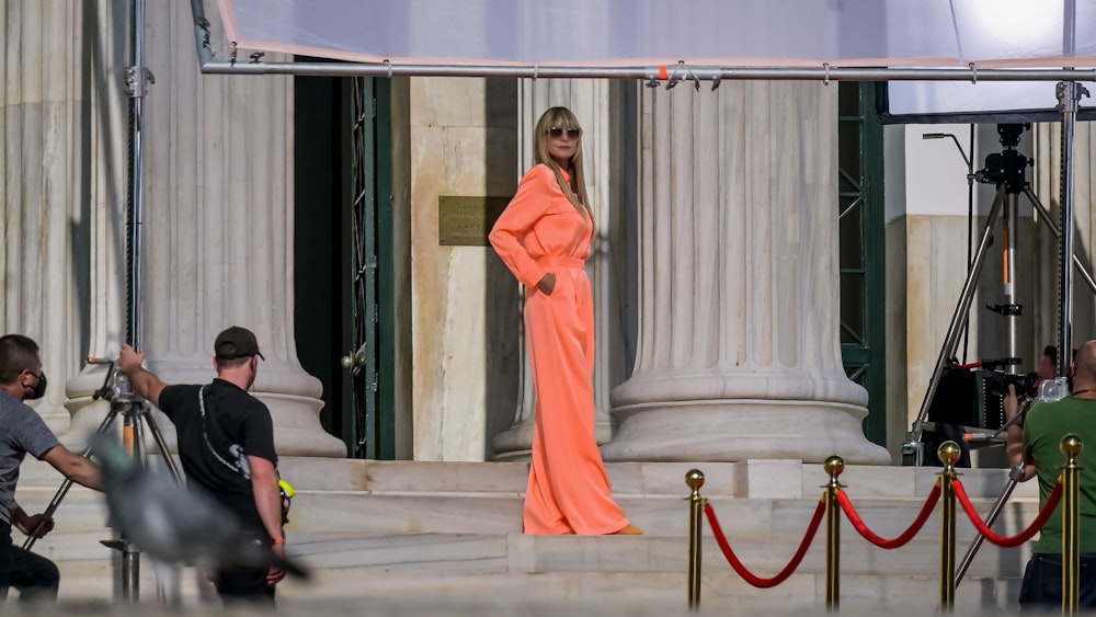 Heidi Klum steht bei den Dreharbeiten der 17. Staffel von „Germany's Next Topmodel – by Heidi Klum“ am Eingang der Zappeion-Halle.