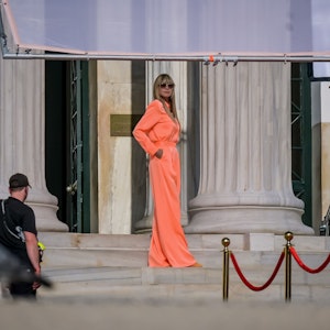Heidi Klum steht bei den Dreharbeiten der 17. Staffel von „Germany's Next Topmodel – by Heidi Klum“ am Eingang der Zappeion-Halle.