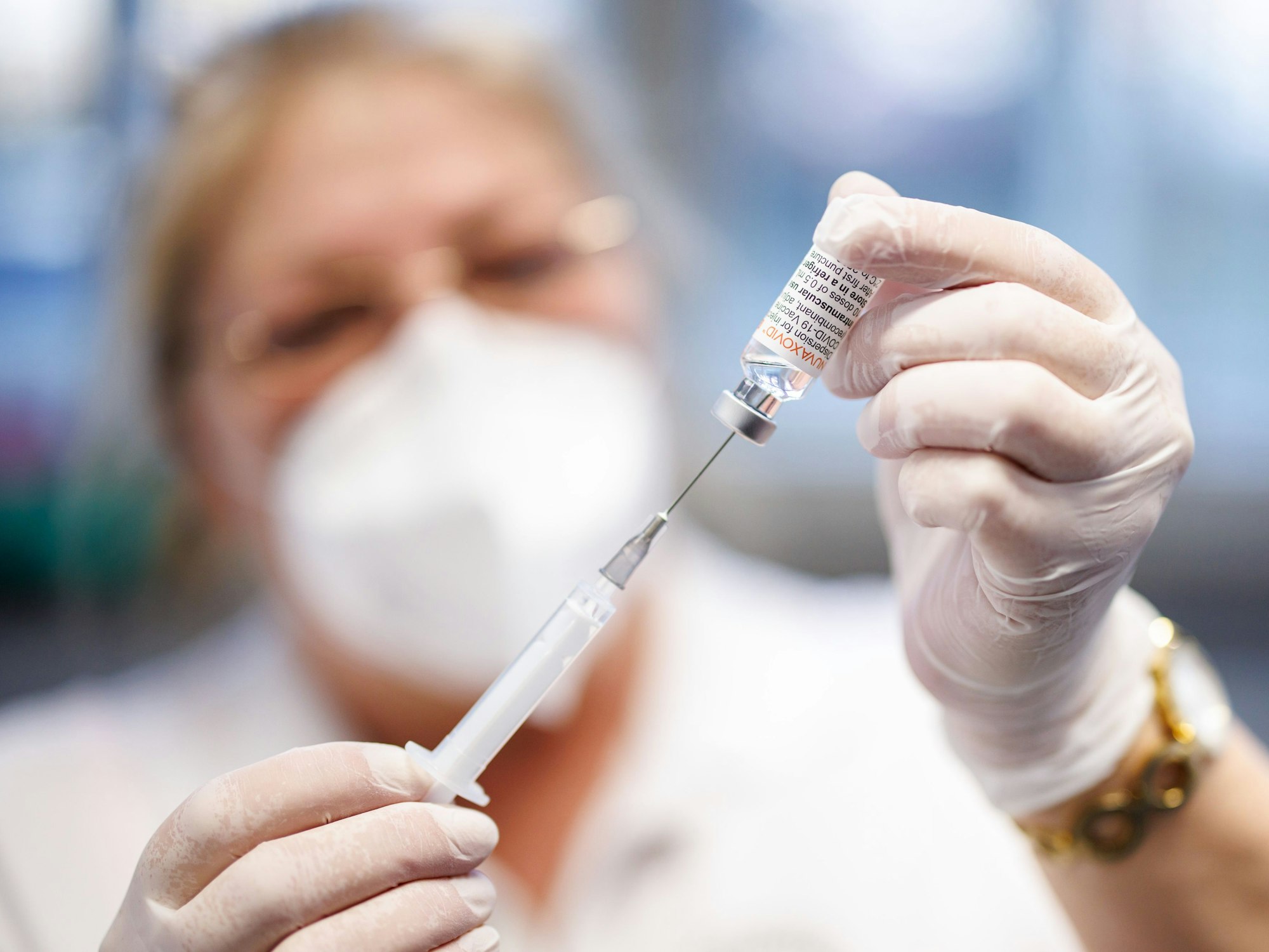 Eine Krankenschwester zieht im Impfzentrum Freising den Impfstoff Nuvaxovid vom Hersteller Novavax auf eine Spritze auf.