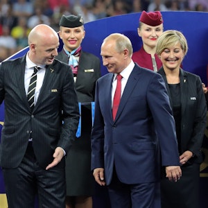WM-Finale 2018 im Luschnikistadion: Wladimir Putin (r.), Präsident von Russland und Gianni Infantino (l), FIFA-Präsident, stehen vor der Siegerehrung neben dem WM-Pokal.