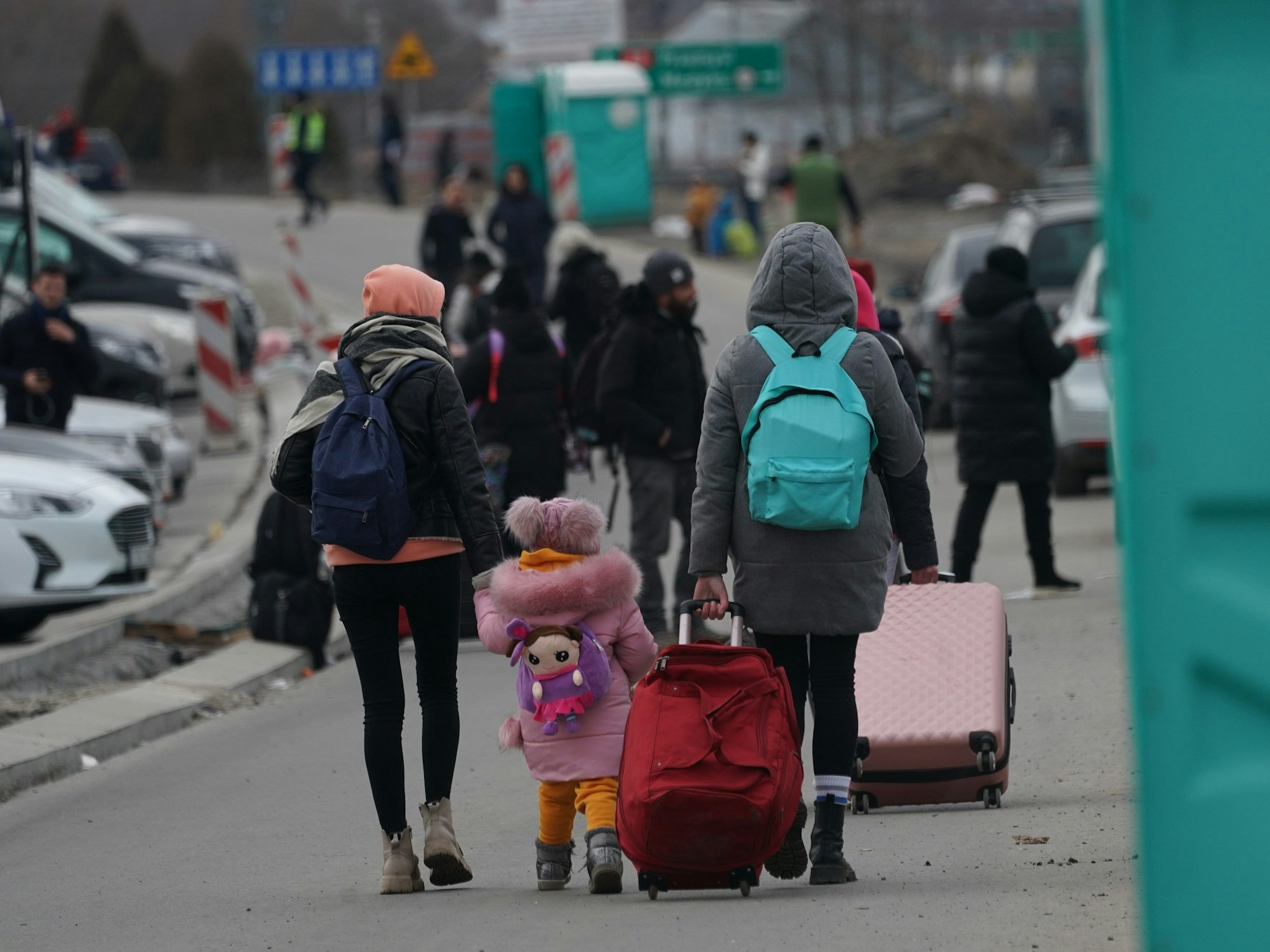 Das Bild zeigt Menschen auf der Flucht an der polnisch-ukrainischen Grenze.Köln stellt Unterkünfte für geflüchtete Menschen aus der Ukraine zur Verfügung.