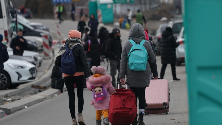Das Bild zeigt Menschen auf der Flucht an der polnisch-ukrainischen Grenze. Köln stellt Unterkünfte für geflüchtete Menschen aus der Ukraine zur Verfügung.
