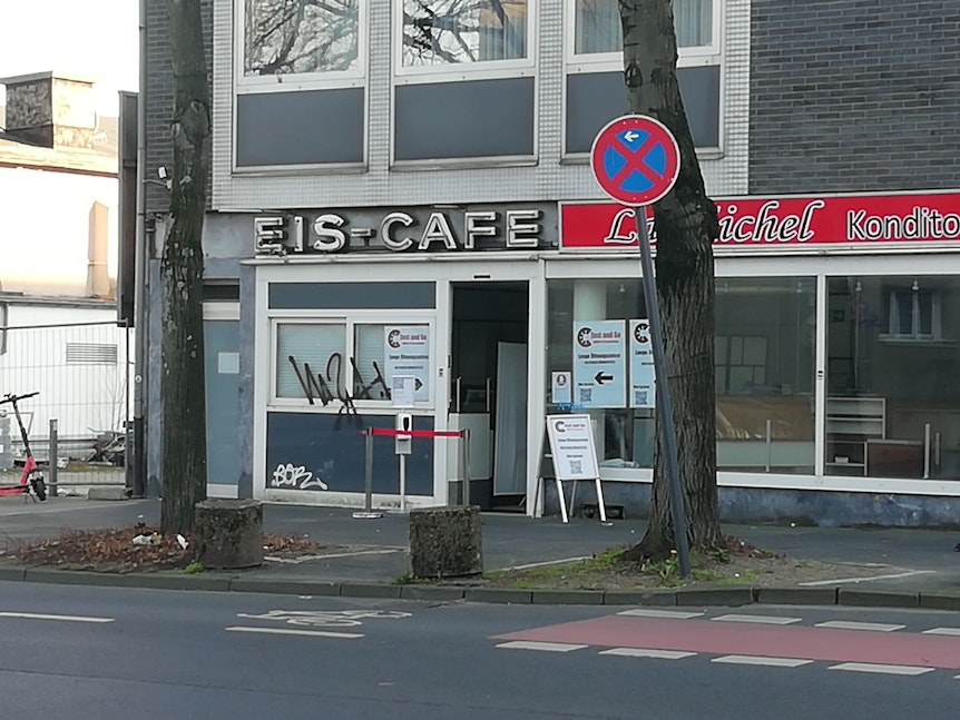 Blick auf das ehemalige Café an der Friedrich-Karl-Straße in Weidenpesch. Jetzt ist es ein Corona-Testzentrum.
