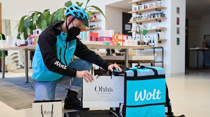 Ein Wolt-Fahrer verstaut „Ohhh de Cologne“-Produkte in seiner Tasche.