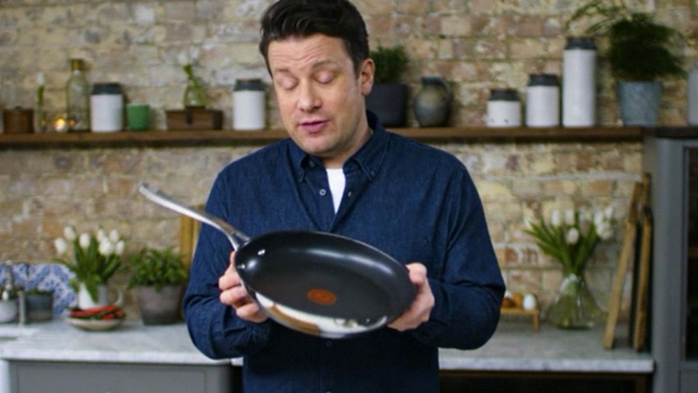 Jamie Oliver hält seine Pfanne in der Hand.