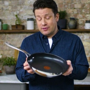 Jamie Oliver hält seine Pfanne in der Hand.