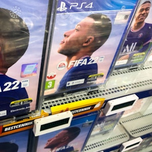 Mehrere Boxen des Spiels FIFA 22 stehen in einem Markt.