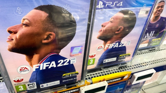 Mehrere Boxen des Spiels FIFA 22 stehen in einem Markt.
