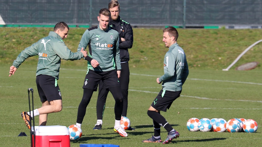 Stefan Lainer, Matthias Ginter und Patrick Herrmann spielen sich im Training am 3. März den Ball zu.