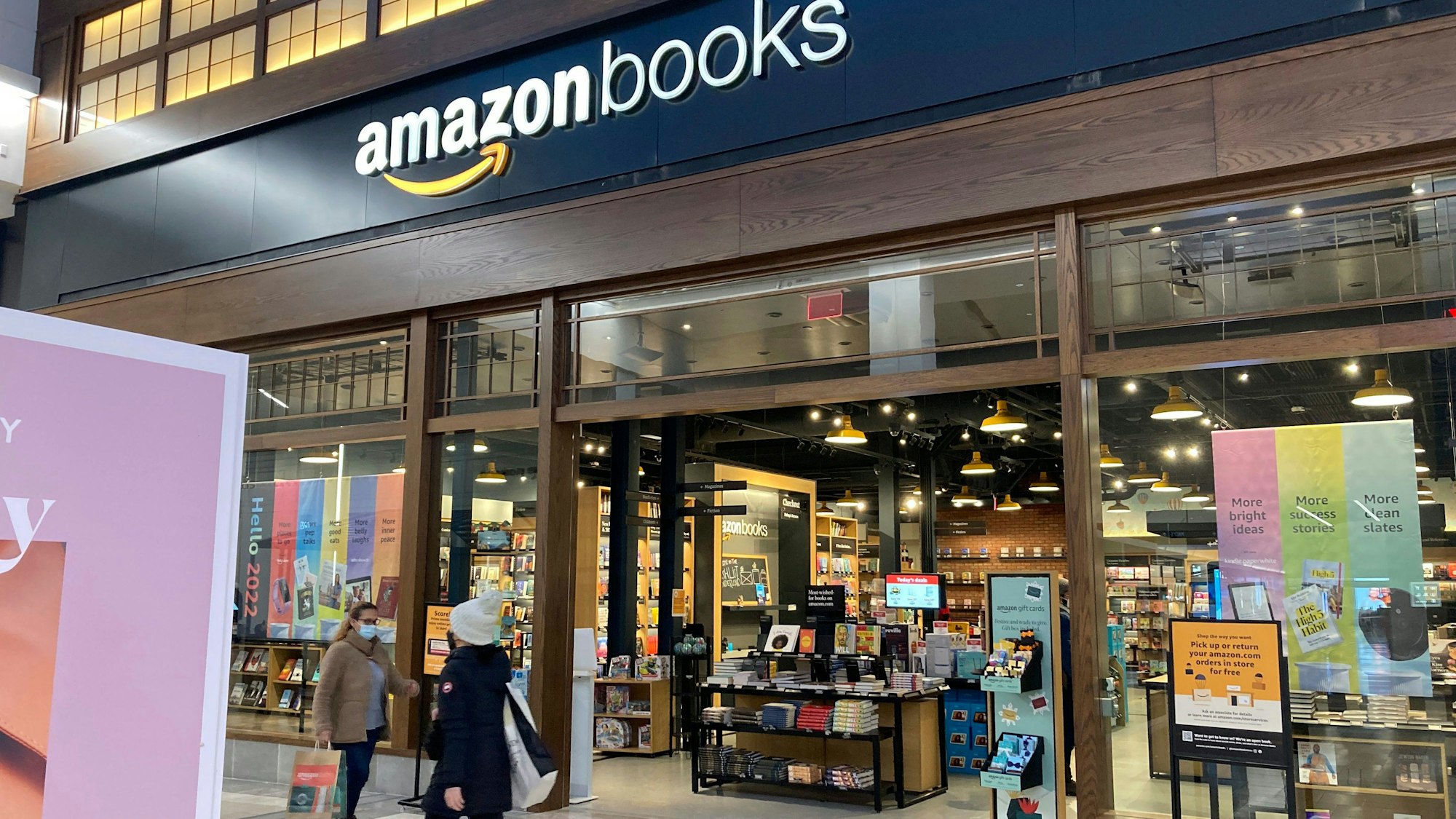 Amazon schließt alle seine stationären Buchläden. Das Foto, aufgenommen am 10.1.2022, zeigt einen Amazon-Buchladen in Paramus im US-Bundesstaat New Jersey.