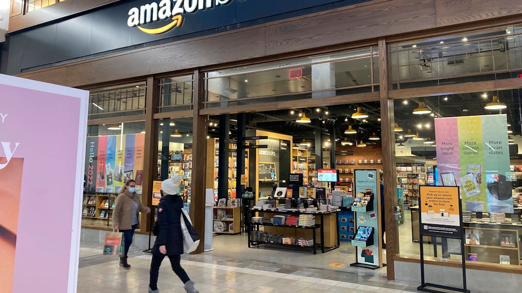Amazon schließt alle seine stationären Buchläden. Das Foto, aufgenommen am 10.1.2022, zeigt einen Amazon-Buchladen in Paramus im US-Bundesstaat New Jersey.