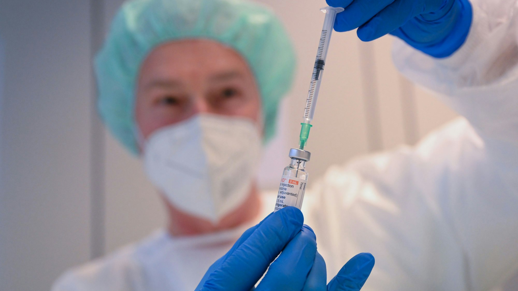 Der Corona-Impfstoff Nuvaxovid des US-Herstellers Novavax wird im Klinikum Stuttgart vorbereitet. Das Foto wurde am 01.03.2022 aufgenommen.