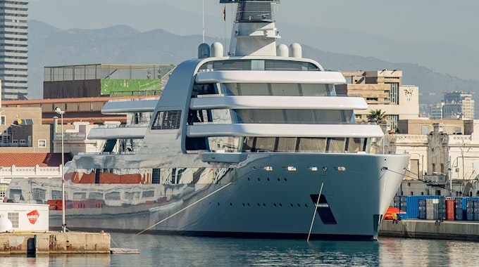 Die Superjacht „Solaris“ von einem der reichsten Männer Russlands, dem Oligarchen Roman Abramowich, steht am 1. März in Spanien im Hafen von Barcelona.