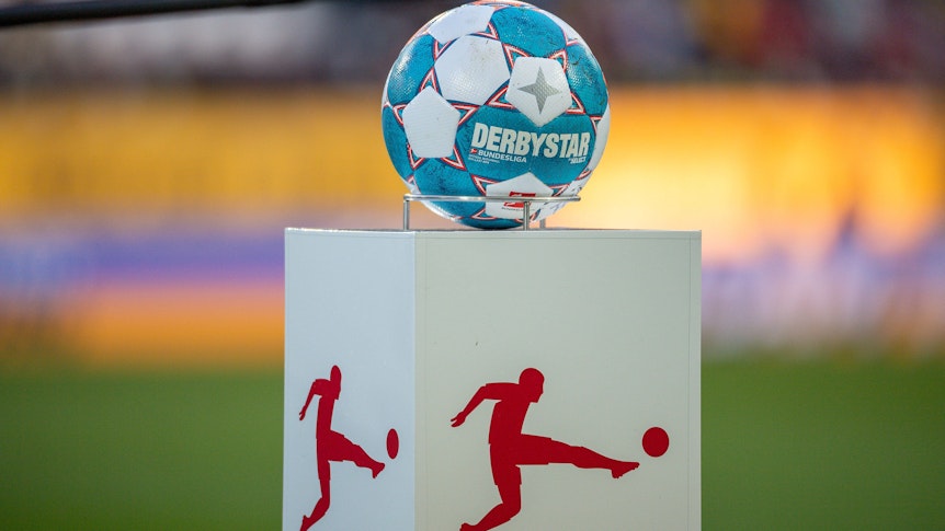 Der Derbystar-Ball vor dem Spiel zwischen Dortmund und Augsburg am 27. Februar 2022 auf einem Podest.