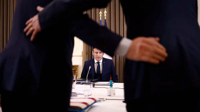 Der französische Präsident Emmanuel Macron während eines Verteidigungsrates zum Krieg in der Ukraine im Élysée-Palast am 28. Februar. Macron hat am Donnerstag (3. März) erneut mit Putin telefoniert.