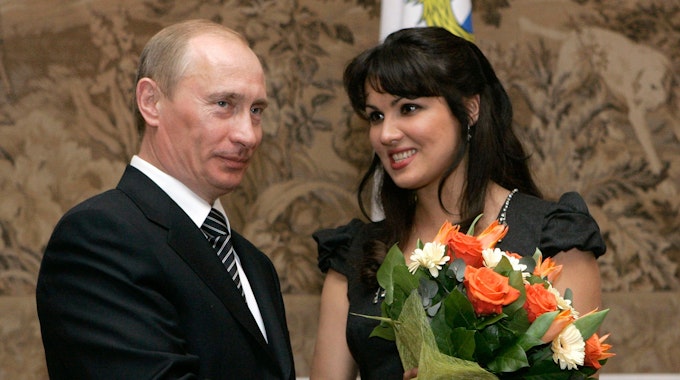 Anna Netrebko hat sich zwar gegen den Krieg in der Ukraine ausgesprochen, nicht aber gegen Wladimir Putin. Das Foto zeigt die beiden im Februar 2008.