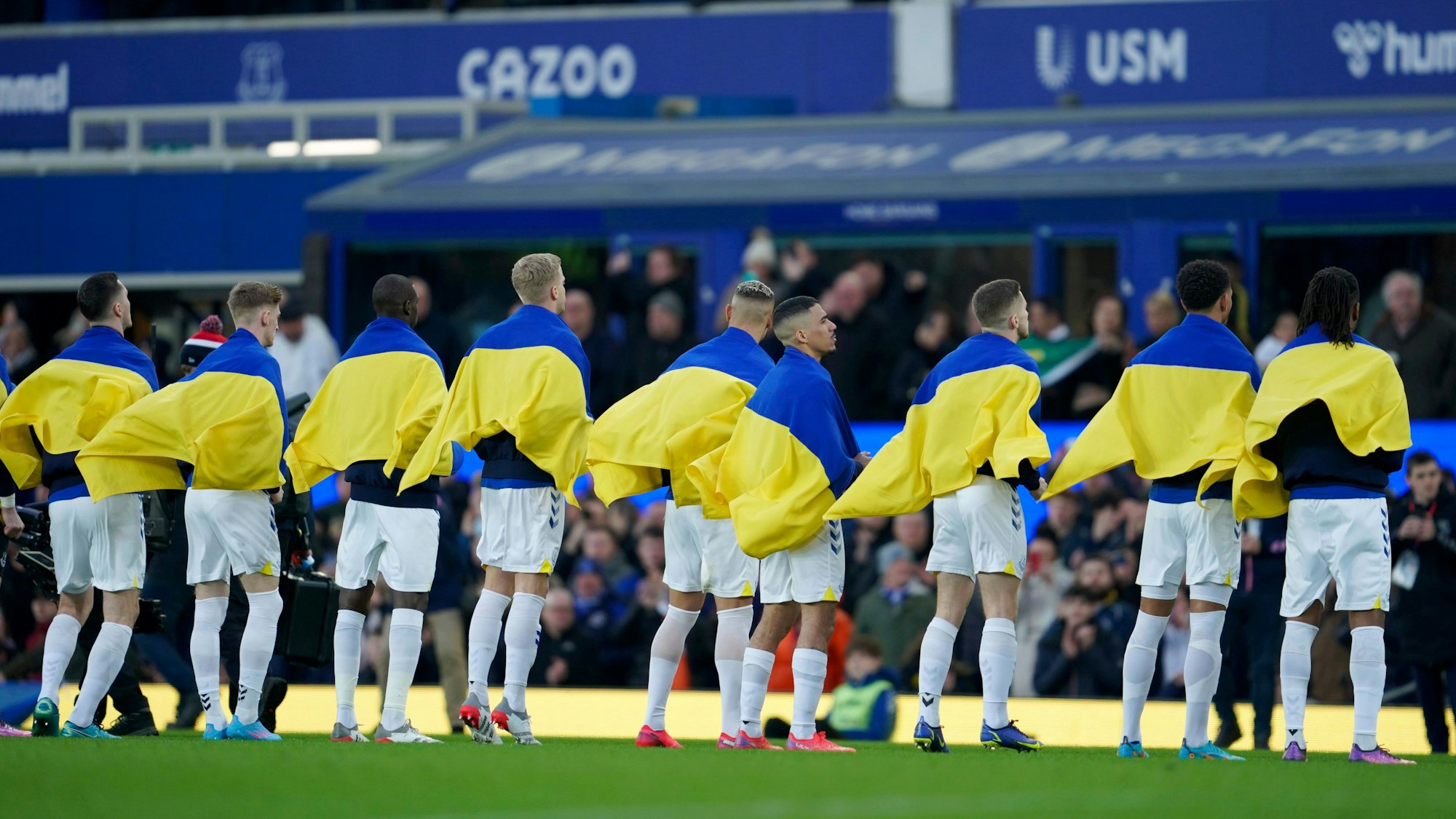 Spieler des FC Everton zeigen ihre Solidarität mit der Ukraine.