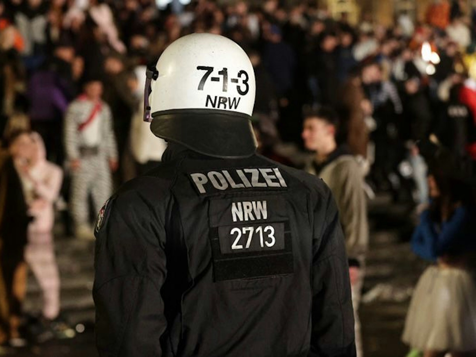 Ein Düsseldorfer Polizist im Einsatz an Karnevalssamstag.