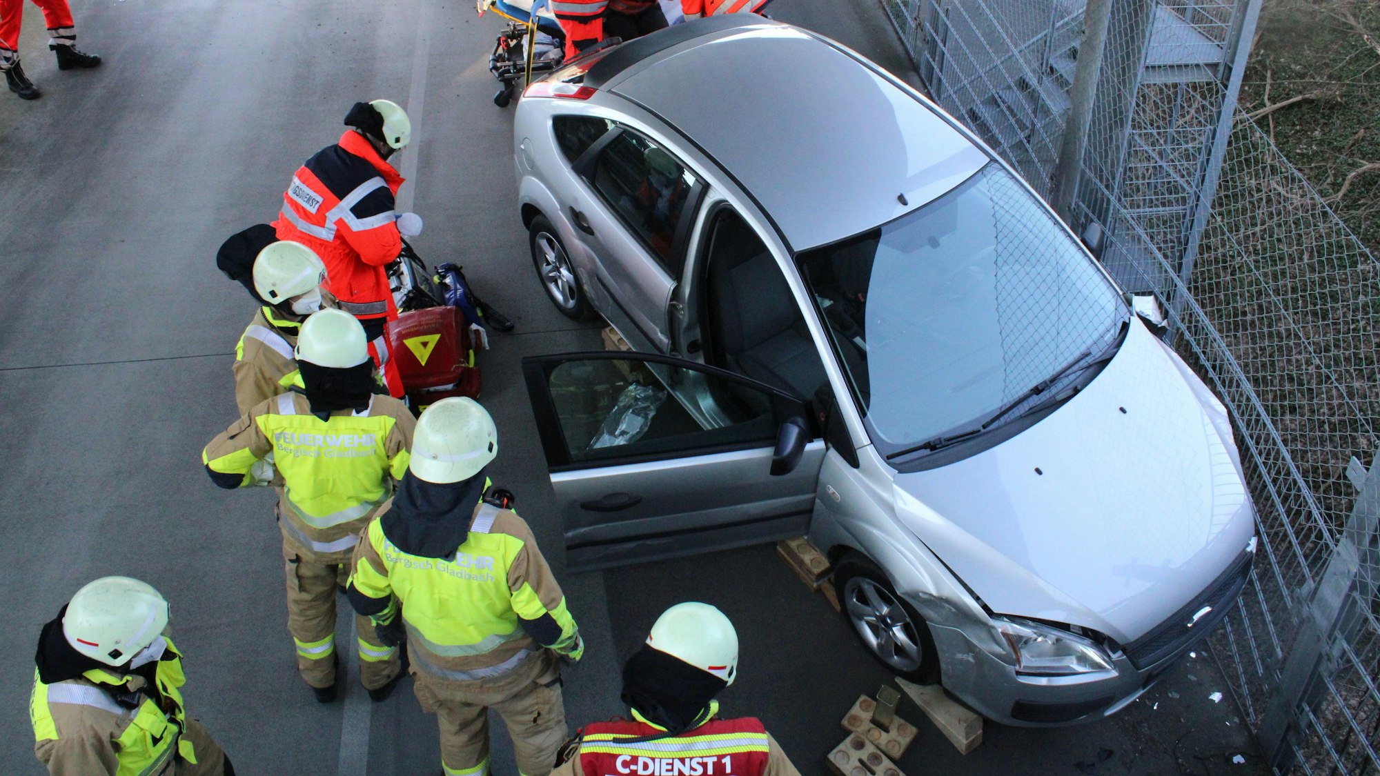 Verkehrsunfall in Bergisch Gladbacher Parkhaus - die Feuerwehr musste eine Frau aus ihrem Wagen befreien.