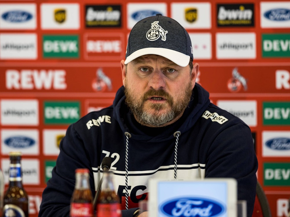 Steffen Baumgart, Trainer des 1. FC Köln, spricht auf der Pressekonferenz seines Klubs vor dem Spiel gegen die TSG Hoffenheim.
