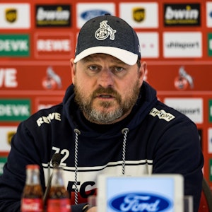 Steffen Baumgart, Trainer des 1. FC Köln, spricht auf der Pressekonferenz seines Klubs vor dem Spiel gegen die TSG Hoffenheim.