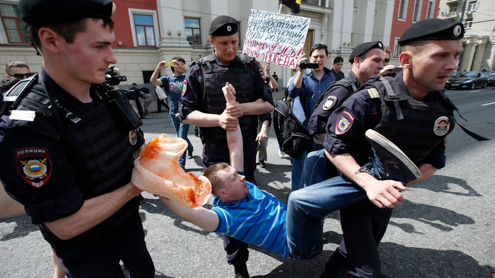 Russland, Moskau: Polizisten verhaften am 30.05.2015 den russischen LGBT-Aktivisten Nikolai Alexejew während einer Protestaktion vor dem Sitz des Bürgermeisters.