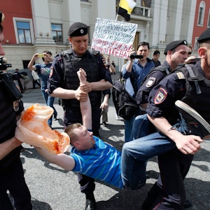 Russland, Moskau: Polizisten verhaften am 30.05.2015 den russischen LGBT-Aktivisten Nikolai Alexejew während einer Protestaktion vor dem Sitz des Bürgermeisters.