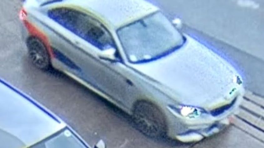 Die Bielefelder Polizei hat dieses Fahndungsfoto eines BMW veröffentlicht. Im Kofferraum des Wagens soll sich ein mutmaßliches Entführungsopfer, ein polnischer Lkw-Fahrer (66), befinden.