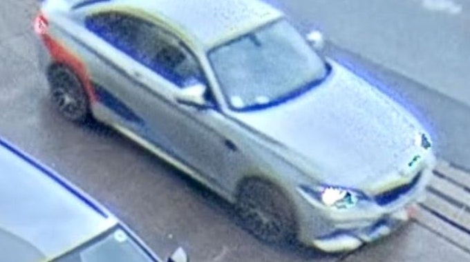 Die Bielefelder Polizei hat dieses Fahndungsfoto eines BMW veröffentlicht. Im Kofferraum des Wagens soll sich ein mutmaßliches Entführungsopfer, ein polnischer Lkw-Fahrer (66), befinden.