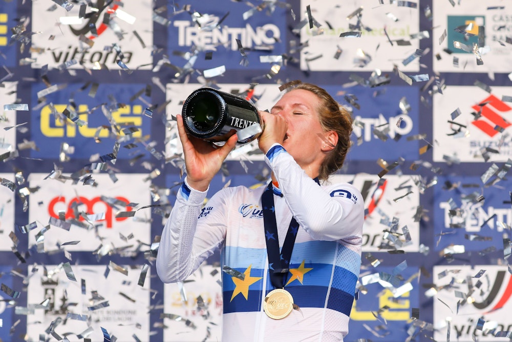 Ellen van Dijk aus den Niederlanden trinkt auf dem Siegerpodium Champagner.