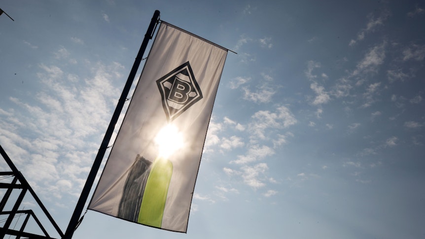 Eine Fahne mit dem Logo von Borussia Mönchengladbach weht am Borussia-Park. Der Klub hat am Mittwoch (29. Juni 2022) einen neuen Co-Sponsor vorgestellt.