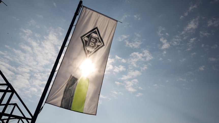 Die Fahne von Borussia Mönchengladbach im Borussia-Park. Die Sonne scheint.