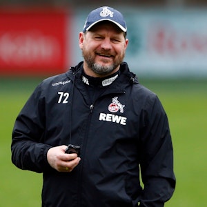 Steffen Baumgart lacht beim Training des 1. FC Köln.