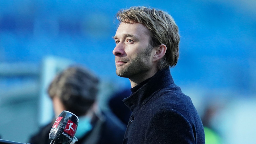 Leverkusens Sportdirektor Simon Rolfes gibt vor dem Spiel ein Interview.