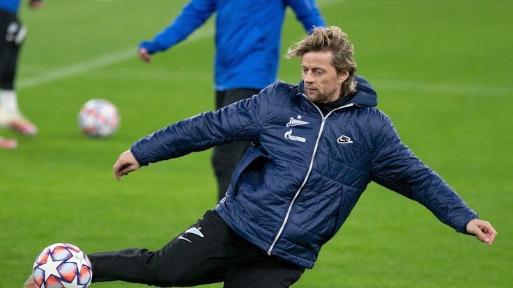 Anatolij Tymoschtschuk, Co-Trainer von Zenit St. Petersburg und ehemaliger Bayern-Profi, schießt den Ball.
