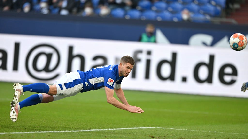 Schalkes Simon Terodde trifft zum 2:2 per Flugkopfball.