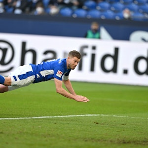 Schalkes Simon Terodde trifft zum 2:2 per Flugkopfball.