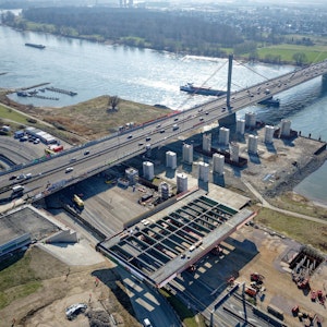 Blick auf eine Baustelle einer Brücke in Leverkusen.