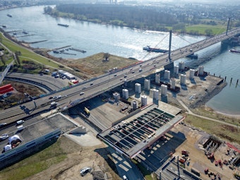 Blick auf eine Baustelle einer Brücke in Leverkusen.